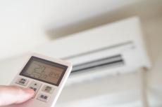 湿気で部屋が蒸し暑い！ エアコンは「ドライ」と「冷房」どちらにすべき？ 電気代も比較