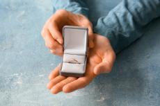恋人にプロポーズされ、「シャネル」の婚約指輪をもらいました。かなり高額なものだったのですが「贈与税」の対象にはなるでしょうか…？