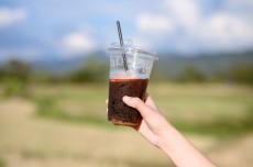 毎日暑く、つい出社時にコンビニで「アイスコーヒー」を買ってしまいます。1杯120円程度ですが、自宅から水筒に「インスタントコーヒー」を入れて持っていくほうが節約になるでしょうか？