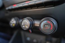 車のエアコンを“マックス”にしたら、夫に「燃費が悪くなるからマックスにしないで」と言われました。暑すぎて耐えられないのですが、車内を効率よく「涼しくする方法」はありますか？