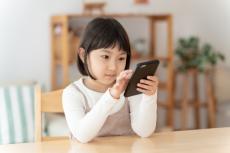 小5の娘が「みんな持っているからスマホが欲しい」と言ってますが、早すぎますか？子どものスマホ契約で親がやるべきことはありますか？