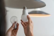 我が家はまだ「白熱電球」を使っています。少しでも電気代をおさえるために&#8221;暗く&#8221;していますが効果はありますか？