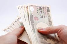 引っ越し先の床下収納から「100万円」を発見！ 届けると「お礼」でいくらかもらえる？“管理会社・警察”どちらに連絡すべきかも解説