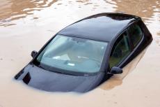 弟の買ったばかりの車が「水没」で台無しになったようです。車両保険に入っていたら新しい車に買い替えられたのでしょうか？