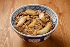 「ワンコイン」で牛丼が食べられる時代はもう終わり？ 「価格上昇」が止まらない「外食産業」の現状とは