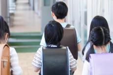 小学生の息子の友達が家によく遊びに来ます。両親が「共働き」で18時まで帰らないそうですが、共働きでないうちが珍しいのでしょうか？