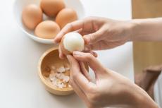 母は節約のために炊飯器で「ゆで卵」を作っています。卵の殻を&#8221;そのまま&#8221;炊飯器に入れていますが、衛生面で問題はないでしょうか？