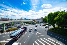 東京駅から新大阪駅まで、妻は安いから車で行きたいといいます。私は疲労したくないので新幹線がいいのですが、どのくらい金額が変わりますか？