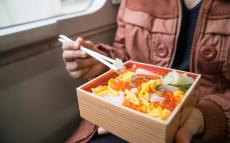 電車の中で「駅弁」を食べていたら、隣の席の人から「匂いがきついのでやめてほしい」と言われました。「電車内での飲食」は避けたほうがよいでしょうか…？