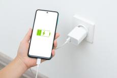 居酒屋で「スマホ」の充電が切れそうに！ 近くのコンセントで充電していたら「電気使用料をいただきます」と注意されたけど、そんなにダメなの？