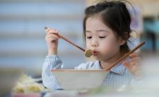 幼稚園児のわが子と外食。小食なので「親の食事」を分けようと思ったら「お子さまも注文をお願いします」といわれた！ 未就学児でも「1人1品ルール」は適用されるの？