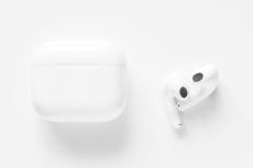 「AirPods」を片側だけ落としてしまいました…。片耳だけじゃ使えないと話したところ、友人から「残った方は売っちゃえば？」と言われました。イヤホンの「片側だけ」なんて売れるのでしょうか？