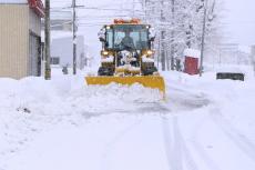 道路で見かける「除雪車」を運転しているのは公務員？早朝から大変そうですが、給料は高いのでしょうか？