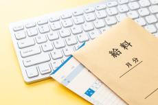 実家帰省の際に「大手企業」勤務の長男と“年収”を比較される次男で「公務員」の夫…年収はそれほど違うのでしょうか？