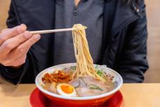 近所のラーメン屋で「大盛りラーメン1杯」を彼女とシェア！ 店長が「常連さんだから」と許可してくれたけど、これって一般的にはNG？ 原価率も踏まえ解説