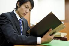 「弁護士」の年収ってどれくらい？”合格率”や”弁護士になる年齢”で多いのは？