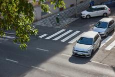 歩行者信号が青になっている状態で、横断歩道を右折するのは違法行為！改めて知りたい「歩行者保護の原則」を解説