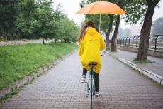 雨の日に、傘をさした状態で自転車を漕いでいる人。警察に見つかった場合、どれだけの罰金が発生する？