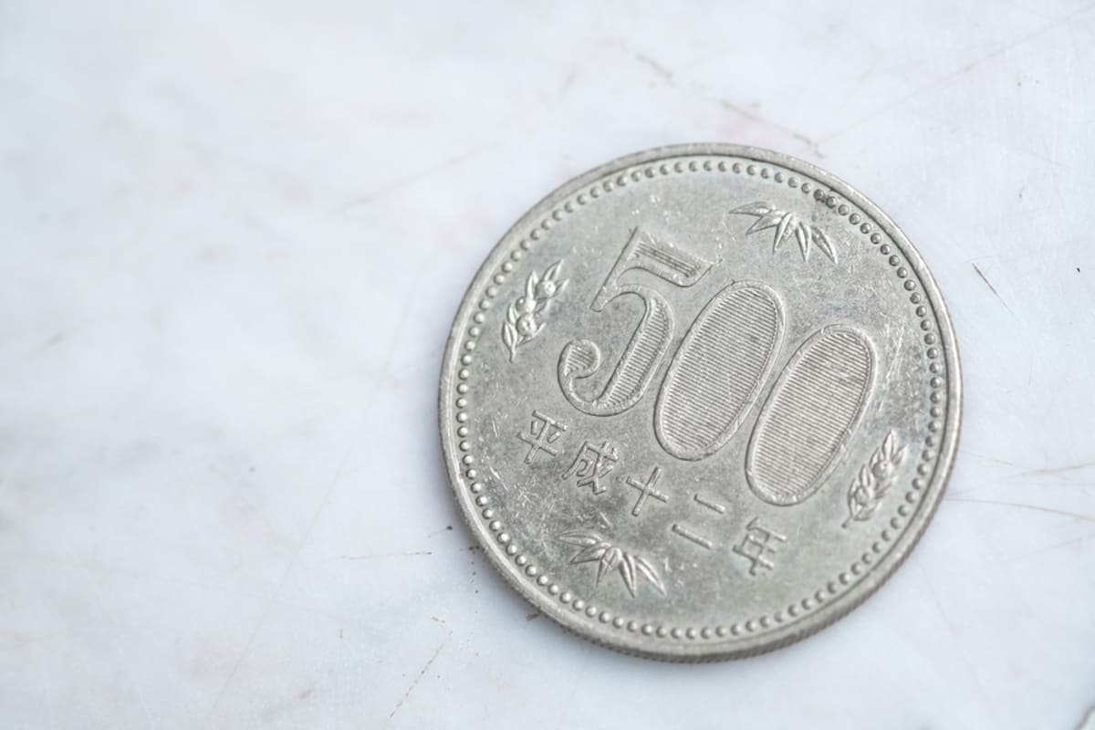 遺品整理、銀貨 祖父の遺品整理で「銀色の500円玉」が出てきました。表面がかなり削れ
