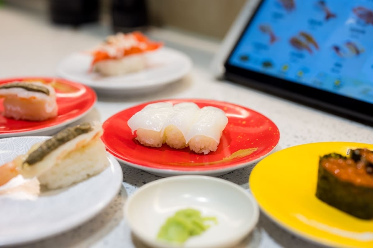 スシローで現金は使わない」と話す友人。どうやら「株主優待券」で