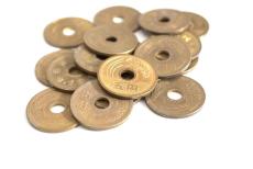 実家の片づけ中、昔の貯金箱の中から穴がズレている「5円玉」を発見