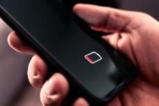 夫のスマホは購入から「2年」で、充電が夕方までもちません。買い替えを勧められましたが、まずバッテリー交換を考えたほうが得でしょうか？