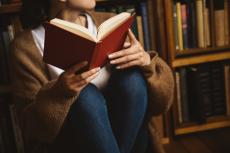 50代女性「こんな毎日が続くのか」図書館で時間つぶし…孤独死の恐怖