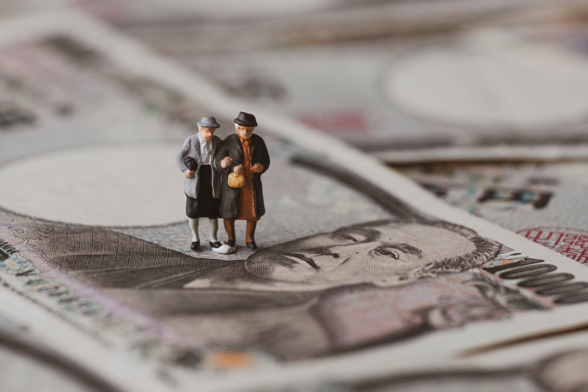 70代夫婦の金融資産、平均2450万円！老後資金2000万円以上保有世帯の割合も明らかに