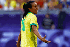 五輪サッカーで会場騒然　ブラジル女子10番、頭部キック→一発レッド…海外驚き「残酷な瞬間」