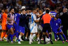 フランス×アルゼンチン、試合後に取っ組み合いの大乱闘　コパ人種差別で因縁…アンリ監督も激怒