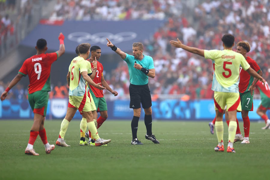 パリ五輪サッカー準決勝にまさかの珍客？　ピッチに現れた“群れ”に驚き「気になるw」「多すぎでは？」