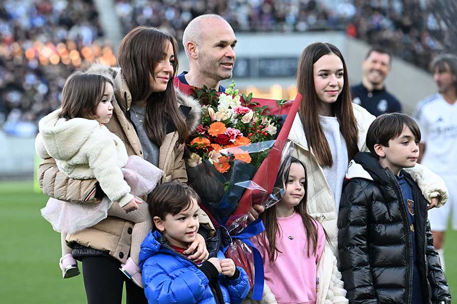 イニエスタ引退で「サッカー界は偉大な人物を失った」　バルサ&amp;レアルOBから止まぬ賛辞