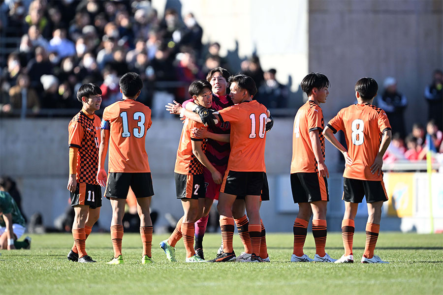 高校サッカーで「驚くべき戦略」　海外熱視線…トリック珍プレーに驚き「奇妙なゴール」