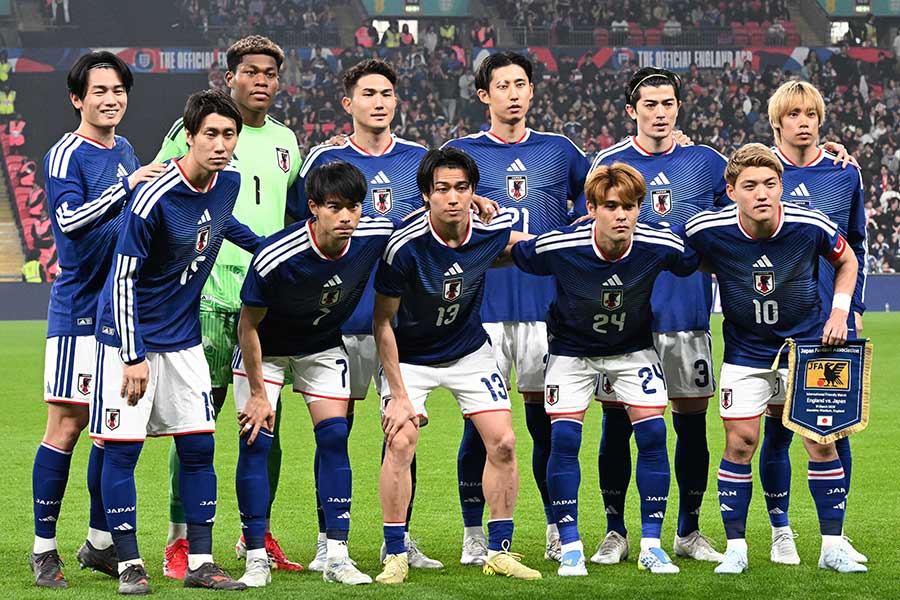 復刻ジャージー姿で笑顔のサムズアップ 日本代表が5人の和やかな機内