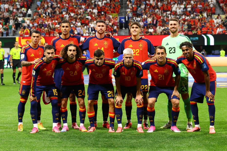 スペイン代表のW杯ジャージ「世界で最もお洒落」 移動姿に反響…レトロ