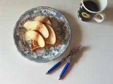 朝食にもぴったりな、さくっとクリーミークリチりんごのトースト【渡辺友美子のコーヒーに合うお菓子のレシピ vol.61 〜レシピで旅するヨーロッパ〜】