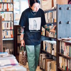 身につけるとホッとする、やさしいグリーンカラーのコーデで本屋に【目利きが集うお店でスナップ】