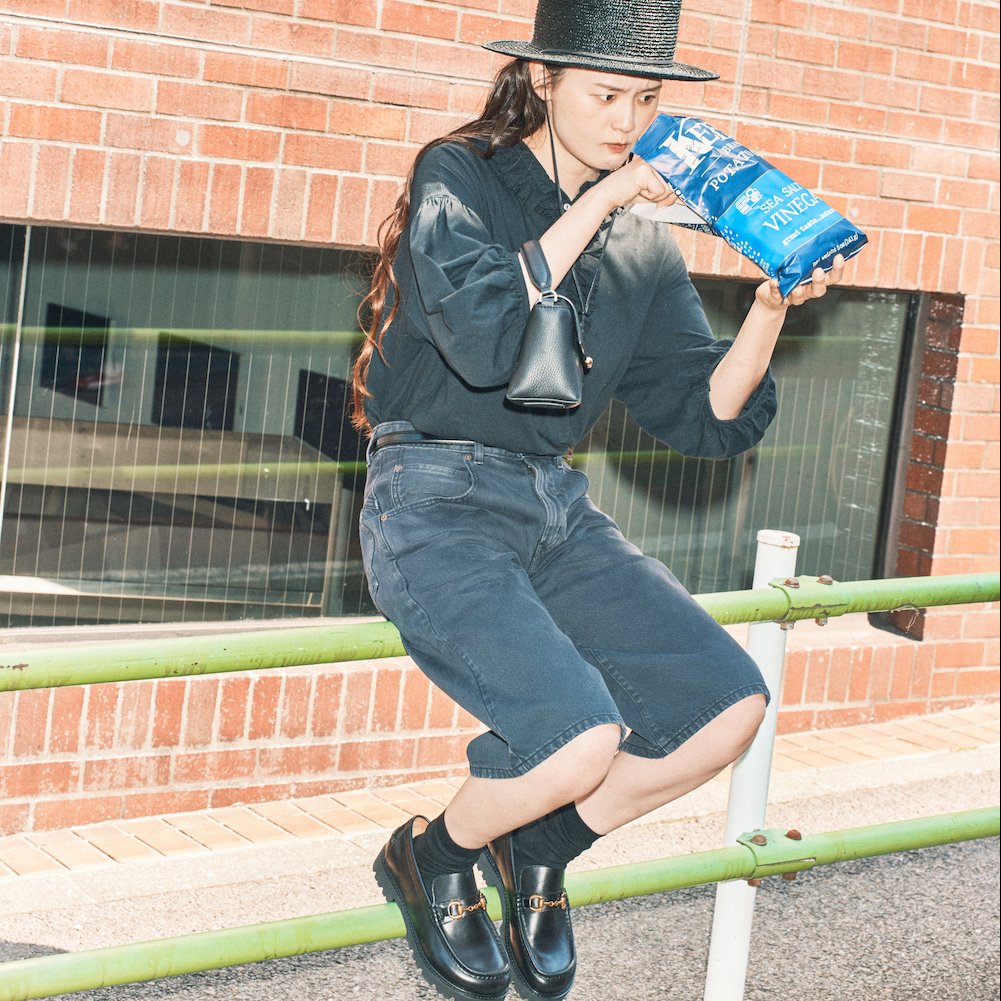 この夏着たいデニムのハーフパンツ、ブラックなら大人もきちんと見える