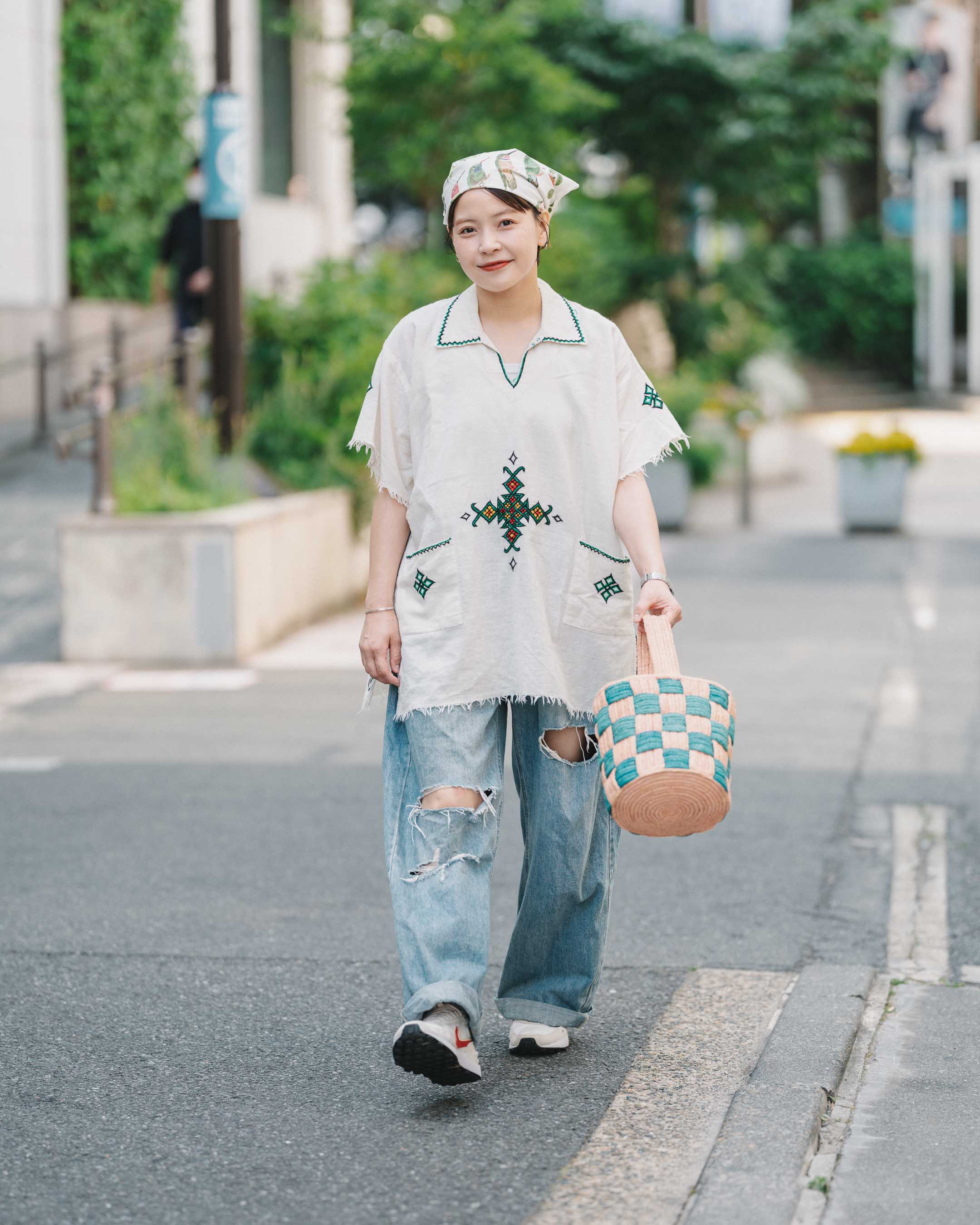 刺繍入りポンチョにダメージデニムを合わせて、肩の力を抜いた初夏