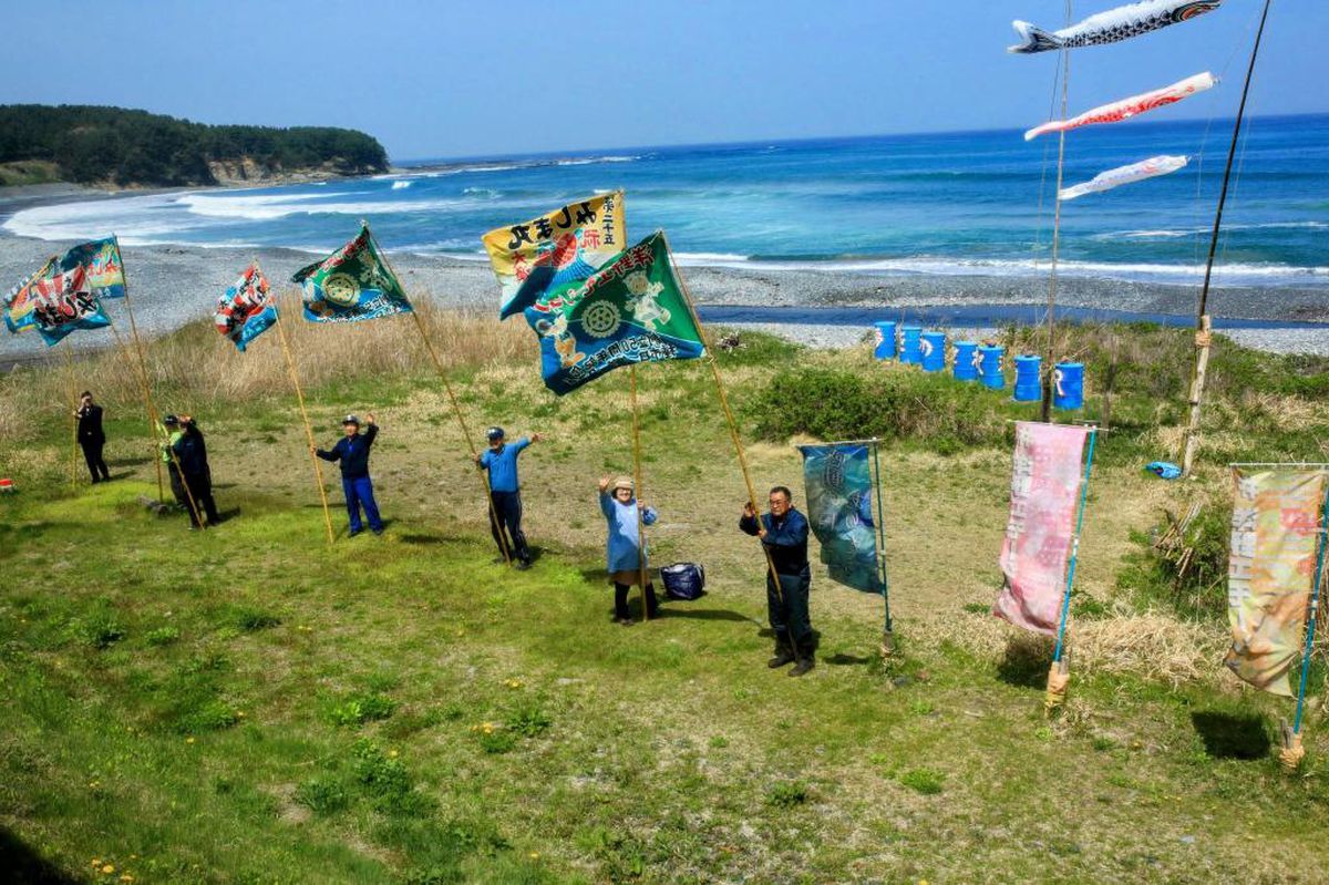 東日本大震災から13年半　忘れない、立ち止まらない　浜で大漁旗を振る一団　津波被害受けた八戸線〝復興のその先へ〟沿線住民の歓迎行事「洋野エモーション」に強い感謝の気持ち