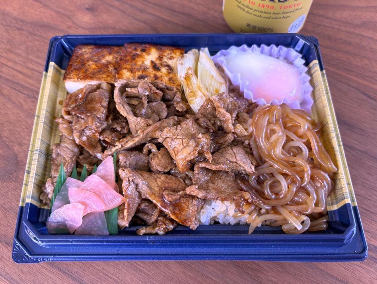 久住昌之　するりベント酒　五百円台の「すき焼き弁当」を味わう　ファンシーな桜漬けはジジイばかりの職場に若く快活なバイトの女の子のような存在