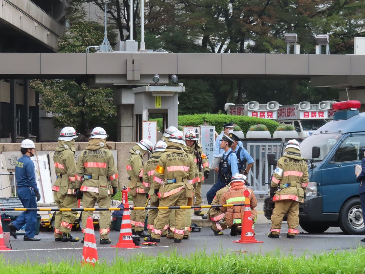 永田町騒然…自民党本部に〝火焔瓶男〟5・6本を投げつけ→官邸に車で突入　川口ナンバー、後部にポリタンク　40代後半か、男を現行犯逮捕