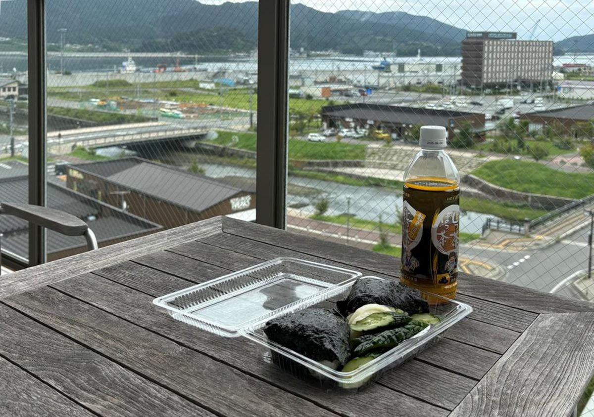 久住昌之　するりベント酒　懇親会を断って、ひとりで飲みに行くのが楽しいのだ　飲み屋さんのお土産おにぎりで朝弁当