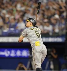 阪神・佐藤輝明「脱力打法」でついに打撃開眼か　今月４戦３発、岡田監督が好調の理由を解説「軽く打ってるだけや」