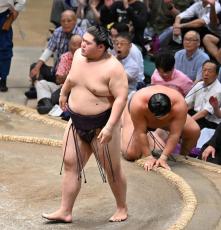 王鵬が連日の大関撃破で荒稼ぎ…2日で252万円、懸賞は横綱にも匹敵　「昭和の大横綱」大鵬の孫は実力とともに人気も急上昇