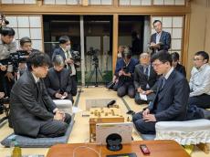 勝負師たちの系譜　棋界一過酷な「王将リーグ」が決着　プレーオフで西田拓也五段を下した永瀬拓矢九段、藤井聡太七冠と初の2日制対局へ