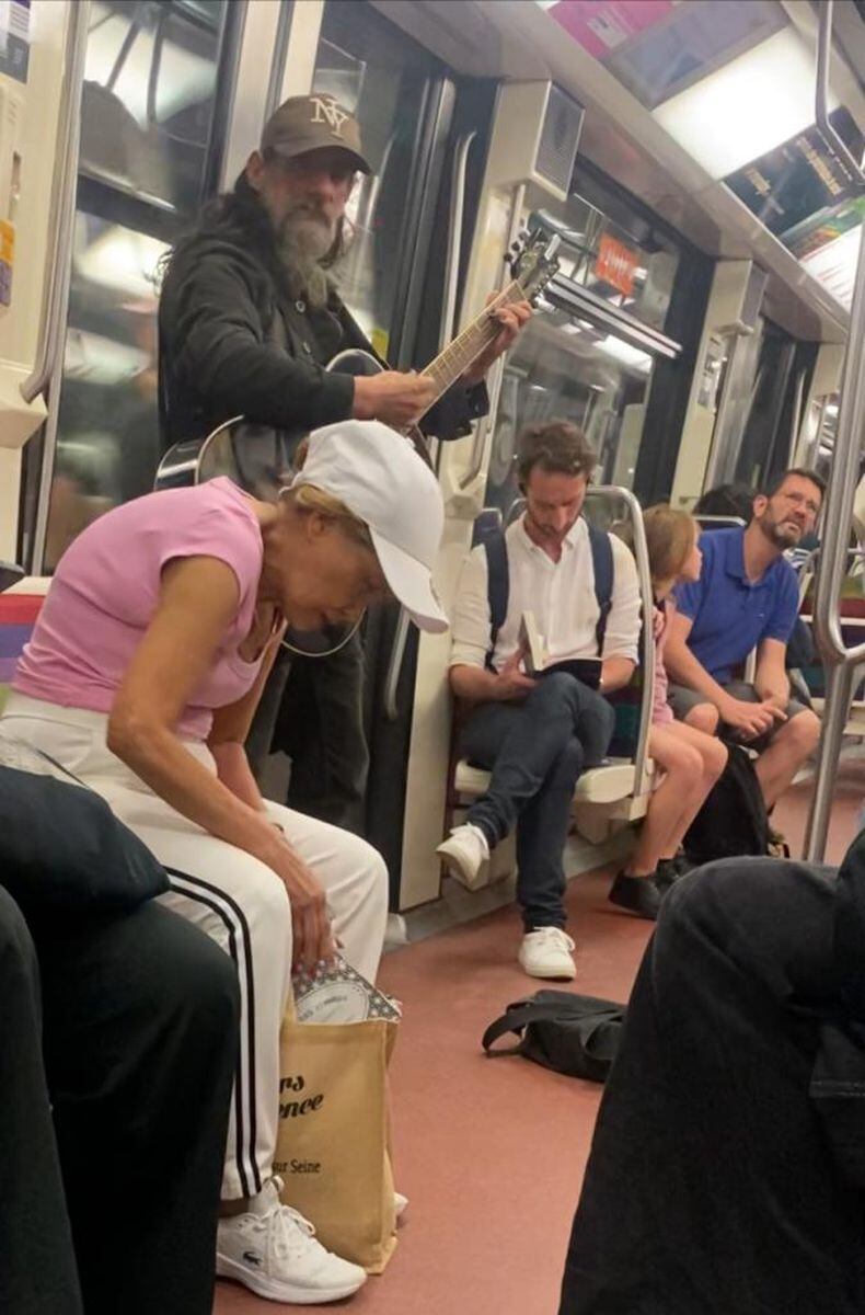 《パリ五輪直送ルポ》いきなり地下鉄に乗ってきた音楽を奏でる〝謎のおじさん〟　相手にすると「もっとカネをくれ！」遠目で鑑賞するのが一番安全