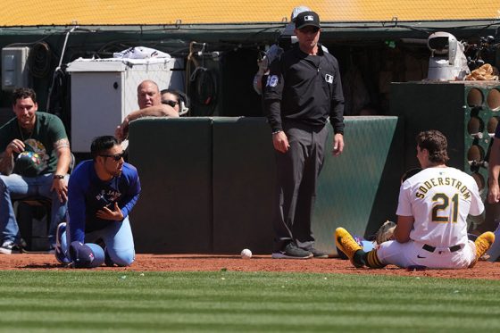 菊池雄星にハプニング…ベンチ前で一塁手と衝突　避けきれず守備妨害、打者アウトの珍事