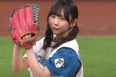 ミニスカ“美白天使”が北海道に降臨　17歳アイドルがテヘ…可憐な一投に球場大歓声