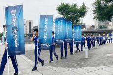 横浜の街に“スターナイト隊”出没　特別ユニで青バラ配布…DeNA夏のイベント盛り上げ